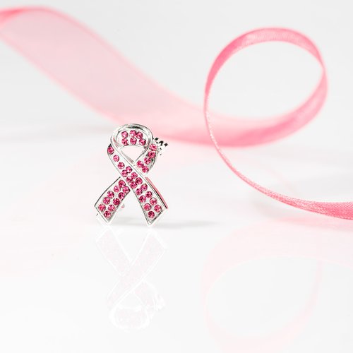 spilla con fiocco solidale lotta contro il cancro al seno