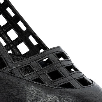 Zapato tacón fino troquelado negro