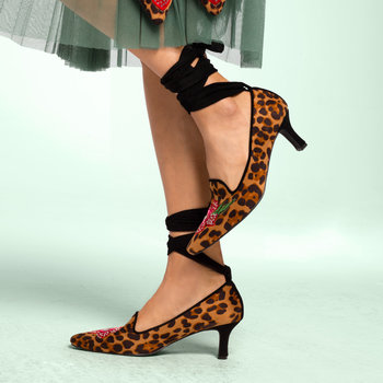 Zapato tacón print leopardo con flores bordadas